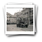 A revolução de 25 de Abril de 1974 em Lisboa. Uma viatura blindada de reconhecimento (Panhard EBR 75), no largo do Chiado