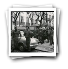 A revolução de 25 de Abril de 1974 em Lisboa. Alguns soldados junto a um chaimite no largo do Carmo