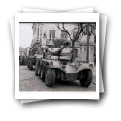 A revolução de 25 de Abril de 1974 em Lisboa. Uma viatura blindada de reconhecimento (Panhard EBR 75) e um chaimite, junto à entrada do quartel do Carmo