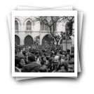 A revolução de 25 de Abril de 1974 em Lisboa. A população junto ao quartel do Carmo