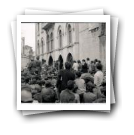 A revolução de 25 de Abril de 1974 em Lisboa. Civis e militares junto à porta do quartel, no largo do Carmo