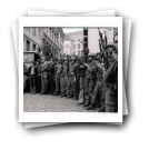 A revolução de 25 de Abril de 1974 em Lisboa. Alguns soldados controlando a população na rua da Trindade, junto ao largo do Carmo