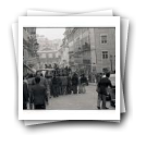 A revolução de 25 de Abril de 1974 em Lisboa. Alguns civis e militares na rua Garrett, em frente à igreja de Nossa Senhora dos Mártires