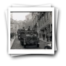 A revolução de 25 de Abril de 1974 em Lisboa. Viaturas militares subindo a rua Serpa Pinto a caminho do largo Rafael Bordalo Pinheiro