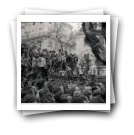 A revolução de 25 de Abril de 1974 em Lisboa. A população junto ao quartel do Carmo