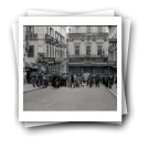 A revolução de 25 de Abril de 1974 em Lisboa. Alguns civis na rua Garrett, junto a um tanque, que se encontra à entrada da calçada do Sacramento, bloqueando a passagem para o largo do Carmo