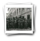 A revolução de 25 de Abril de 1974 em Lisboa. Alguns soldados controlando a população na travessa do Carmo, junto ao largo do Carmo