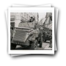 A revolução de 25 de Abril de 1974 em Lisboa. Um carro blindado 'Humber Mk', na junção entre a rua da Trindade e a rua da Oliviera ao Carmo, junto ao largo do Carmo