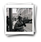 A revolução de 25 de Abril de 1974 em Lisboa. Um soldado empunhando uma espingarda de combate 'Gewehr 3 (G3)', no largo do Carmo